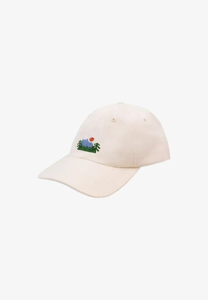 Beżowa bawełniana czapka z zaokrąglonym daszkiem; posiada haftowany wzór gór i słońca, w tym zielone drzewa.