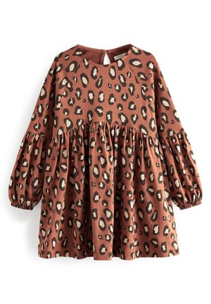 Luipaardprint jurk in roest en beige. Gemaakt van zachte stof, heeft een ronde hals, pofmouwen en een uitlopende onderkant met gather-details.