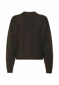 Brauner, kurzer Pullover mit rundem Ausschnitt und langen Ärmeln, der eine weiche Stricktextur und ein minimalistisches Design aufweist.