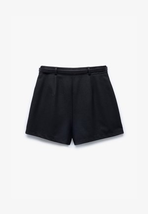 Schwarze Shorts aus einem glatten Material, mit einem engen Bund mit Gürtelschlaufen, Falten an der Vorderseite und geraden Beinen.