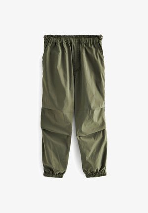Olivengrønne cargobukser med elastisk talje, justerbare sidelåse og elastiske manchetter på hvid baggrund.