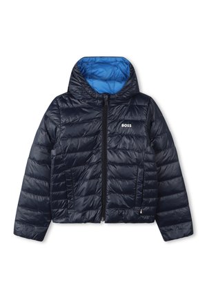 Chaqueta acolchada azul marino con capucha, cremallera frontal negra, bolsillos laterales y forro interior azul claro, con la marca "BOSS" en el pecho.