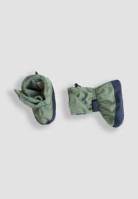 Groene stoffen wanten met marineblauwe accenten, voorzien van een zachte binnenvoering, manchet afsluiting en een opgerolde bovenkant. Duurzaam en goed geïsoleerd ontwerp.