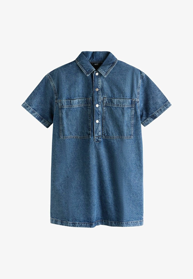 Chemise en denim bleu à manches courtes, avec col, patte de boutonnage pressionnée et deux grandes poches poitrine.