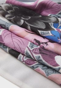 Tessuto con motivo floreale in tonalità di rosa, nero e blu, con una texture liscia e pieghe sovrapposte, caratterizzato da disegni di foglie e fiori.