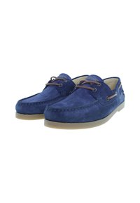 Mocasines de ante azul con cordones marrones, punta redonda y detalles de costura. Suela de goma de color claro. Diseño casual adecuado para entornos relajados.
