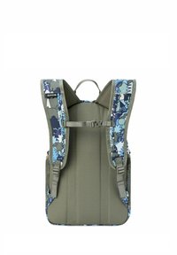 Mochila verde con correas estampadas que presentan diseños en azul y gris, respaldo acolchado, correas ajustables y un asa en la parte superior.