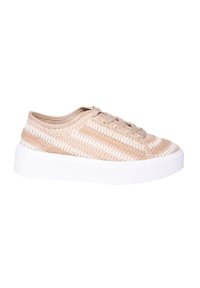Sneaker leggera beige con tomaia in tessuto intrecciato, suola piatta bianca e lacci beige. Presenta strisce verticali per un interesse visivo.