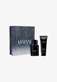 Armani Code gaveesett som inneholder en svart parfymeflaske og en svart gel, pakket i en gradient blå boks med sølv detaljer.