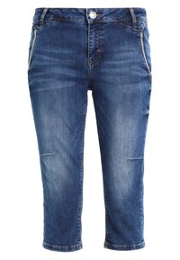 Jeans de mezclilla azul recortados con bolsillos delanteros, cierre de botón y un ligero desgastado en los muslos y las rodillas.