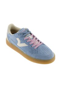 Blauwe suède sneaker met witte accenten, geperforeerde neus, lichtbeige tong en roze veters. Gumzool voor grip en duurzaamheid.