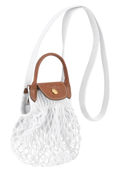 Weiße Netzhandtasche mit einem braunen Ledereinsatz und kleinen oberen Griff, ausgestattet mit einem langen verstellbaren Riemen und einem goldenen Knopfdetail.