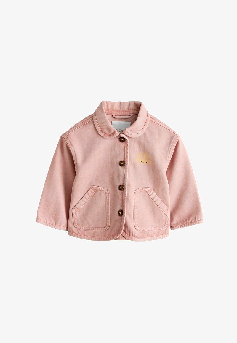 Veste rose pour tout-petit avec col arrondi, boutons marron sur le devant, deux poches avant et un petit dessin de soleil jaune sur la poitrine.