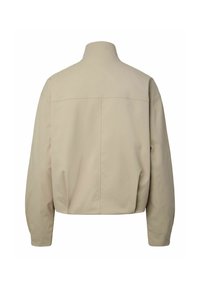 Beige jakke med høj krave og lange ærmer, synlig søm tværs over ryg og skuldre, samt lige kant forneden, vist bagfra.