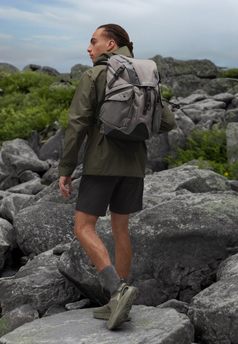Oakley LATITUDE BACKPACK UNISEX - Hátizsák - granite gray