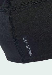Czarne szorty do sportu wykonane z gładkiego, elastycznego materiału. Napis "CLIMACOOL" wyróżnia się na szwie bocznym w kolorze szarym.