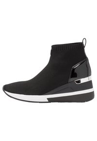 Zwart high-top sneaker met een gebreide bovenkant, glanzende accenten en een witte rubberen zool. Beschikt over een trekband en een wedgede ontwerp.