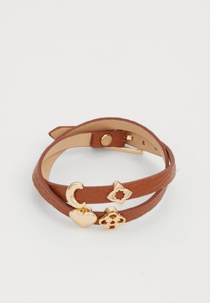 Braunes Lederwickelarmband mit goldfarbenen Charms: Mondsichel, Herz, Stern und florales Design. Glatte Textur mit polierten Akzenten.