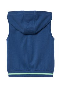 Bezrękawnik z kapturem w ciemnoniebieskim kolorze, z ribbowym wykończeniem przedłużonym w zielone i niebieskie paski. Miękka tkanina, luźny krój, minimalistyczny design.