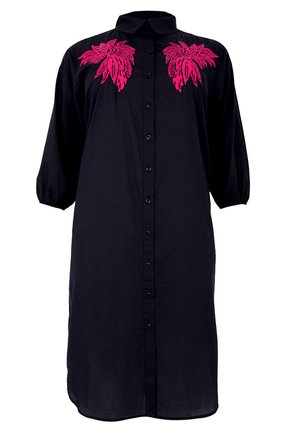 Zwart knopenoverhemd jurk met driekwartmouwen, voorzien van grote roze bloemenborduursels op de borst. Gladde stof en een losse pasvorm.