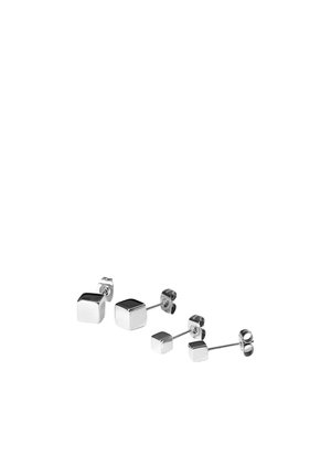 Vier silberne, würfelförmige Ohrstecker in zwei verschiedenen Größen, angeordnet auf weißem Hintergrund.