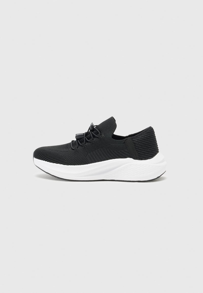 Schwarzer Sportschuh mit einem strukturierten Strickoberteil und einer weißen gepolsterten Sohle. Verfügt über elastische Schnürsenkel und ein tiefes Design für einfaches Anziehen.