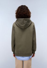 Olivgrüner Kapuzenpullover mit glatter Textur, gerippten Bündchen und Saum; über einem hellblau gestreiften Hemd getragen.