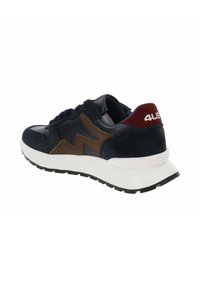 Sneakers blu navy con tomaia in suede e pelle, dettagli marroni, intersuola bianca e suola in gomma nera. Presentano chiusura con lacci e logo del marchio.