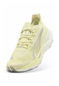 Chaussure de course jaune clair avec un dessus en maille respirante, design texturé, accents réfléchissants et une semelle intermédiaire blanche robuste avec des détails gris.