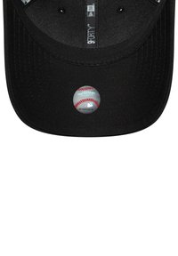 Casquette de baseball noire en tissu avec un visière courbée, arborant un autocollant rond du logo MLB représentant un baseball sur le devant.