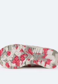 Suela de zapato con un diseño texturizado en una base gris y acentos rosa. El patrón incluye formas geométricas para tracción y agarre.