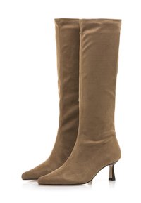Botas de ante color tostado hasta la rodilla con punta afilada y un pequeño tacón grueso. El diseño presenta una textura suave y detalles de costura mínimos.