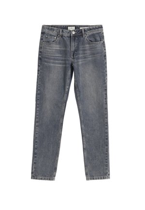Jeans de denim en azul medio con un acabado desgastado, diseño de cinco bolsillos, corte recto, presillas para el cinturón y cierre de botón metálico.
