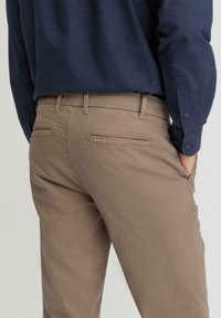 hessnatur Chino - lehm