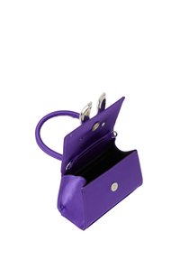 Borsa a mano viola realizzata in materiale morbido, con una maniglia curva, due ganci in metallo e un unico scomparto con chiusura a scatto magnetico.