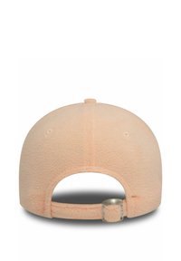 Gorro de forro polar de melocotón con espalda redondeada, visera curva y correa metálica ajustable. Textura suave con un sutil detalle de costura.