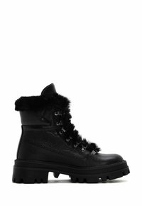 Botas de senderismo de cuero negro con cuello de piel sintética, que cuentan con ojetes metálicos y suela de goma resistente con un patrón de profundidad para tracción.