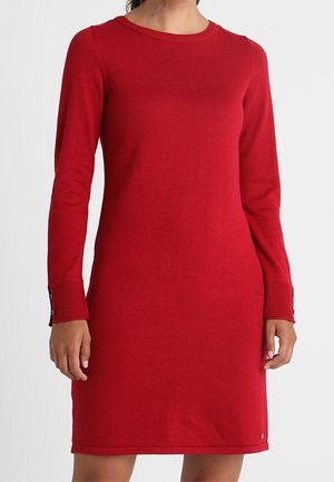 Vestido de punto rojo con mangas largas, escote redondo y detalles de botones en las mangas. Textura suave y diseño hasta la rodilla.