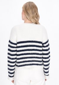 Gestreifter Pullover in Weiß und Marineblau mit strukturiertem, flauschigem Strick. Kürzere Länge und lange Ärmel. Mit rundem Ausschnitt und gerippten Bündchen.