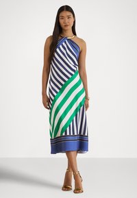 Stripete halterkjole laget av glatt stoff, med blå, hvite, grønne og gullfargede detaljer, asymmetrisk design og ankel-lengde.