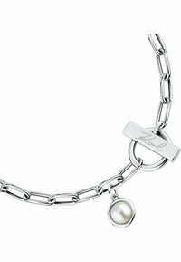 Silver kedja armband med avlånga länkar, ett cirkulärt spänne med en ingraverad tagg och en pärlcharms fäst.