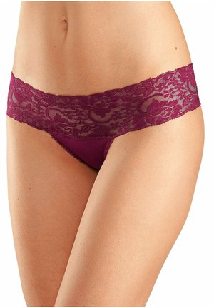 Bordeaux kant en stoffen hipster ondergoed met een bloemenkant tailleband en een gladde afwerking, ontworpen voor comfort en een getailleerd silhouet.