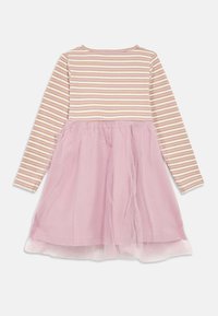 Laste pikka varrukaga kleit, millel on beežid, valged ja heledat pruunid horisontaalsed triibud ülaosas ning helepunane tihe tüllseelik peal.