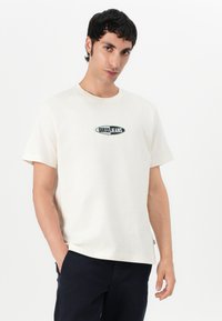 Guess Jeans SMALL LOGO TEE - Trükipildiga T-särk - pristine white