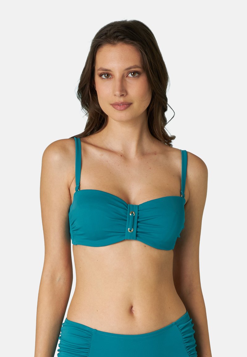 Top bikini color turchese con un design arricciato, presenta un dettaglio centrale a bottone e sottili spalline regolabili. Tessuto morbido e elasticizzato.