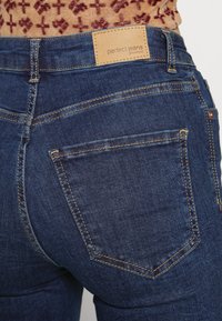 Gina Tricot MOLLY SLIT JEANS - Calças de ganga de corte skinny - rinse