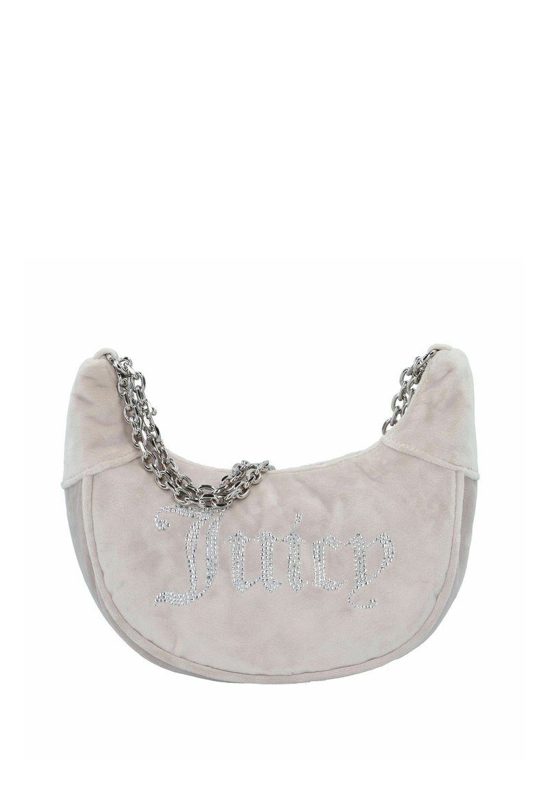 Borsa a mano in suede beige chiaro di forma curvata, con una tracolla in catena d'argento e lettere in strass che formano la scritta "Juicy."