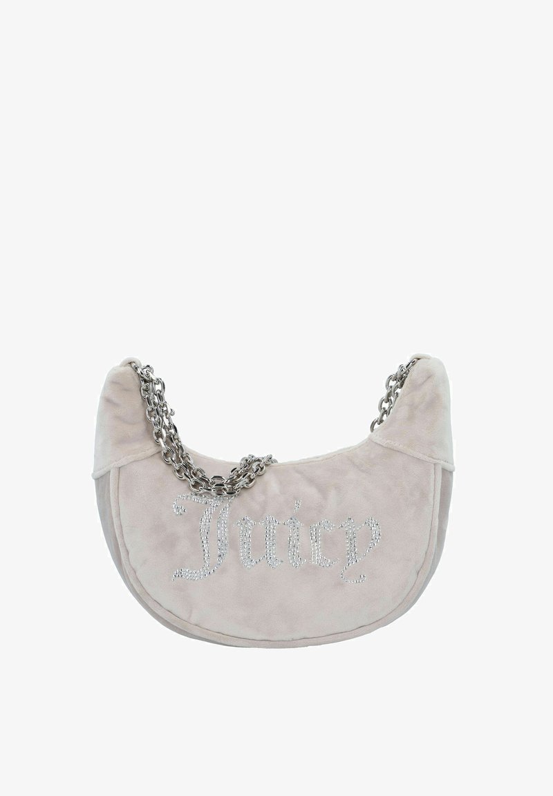 Lichtbeige suède handtas met een gebogen vorm, voorzien van een zilveren kettingriem en strassletters die "Juicy" spellen.