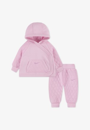 Roze gewatteerde hoodie met een voorzak en drukknoopsluiting, gecombineerd met bijpassende gewatteerde joggers met geribbelde boorden en een logo.