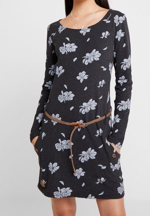Ciemnoszara sukienka z długim rękawem z białym kwiatowym wzorem, brązowy pleciony pasek przewiązany w talii oraz przednie kieszenie z detalami z guzikami.